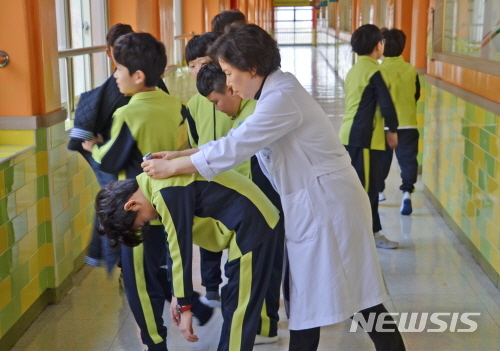 【서울=뉴시스】서울 도봉구 초등학생 대상 척추측만증 검사 모습. 2019.04.05. (사진=도봉구 제공)