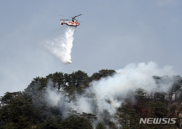 【인제=뉴시스】한윤식 기자 = 5일 오후 강원 인제군 남면 남전리 산불현장에 투입된 산림청헬기가 진화 작업을 하고 있다. 2019.04.05. nssysh@newsis.com&nbsp; 