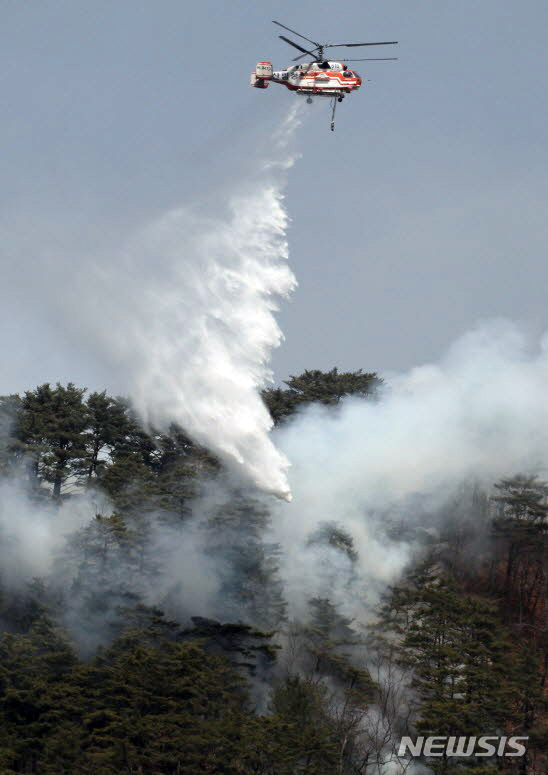 【인제=뉴시스】한윤식 기자 = 5일 오후 강원 인제군 남면 남전리 산불현장에 투입된 산림청헬기가 진화 작업을 벌이고 있다. 2019.04.05.&nbsp; nssysh@newsis.com&nbsp; 