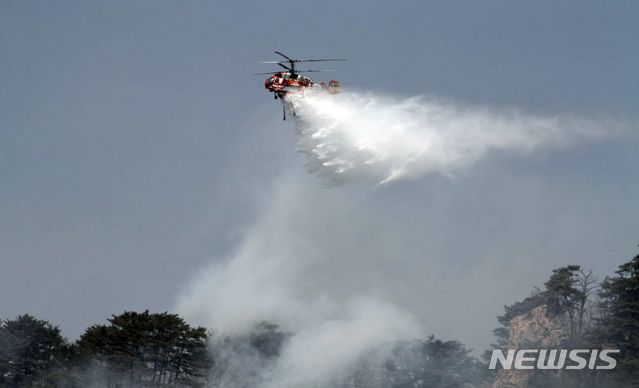 【인제=뉴시스】한윤식 기자 = 지난 5일 오후 강원 인제군 남면 남전리 산불현장에 투입된 산림청헬기가 진화 작업을 벌이고 있다. 2019.04.05. nssysh@newsis.com