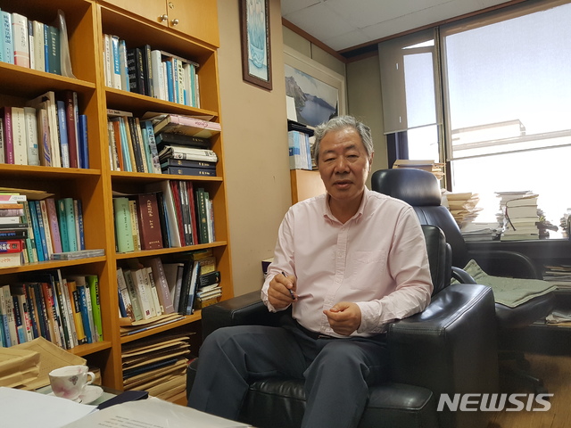 【서울=뉴시스】 나운채 기자 = 이경재 변호사가 지난 5일 서울 서초구 본인의 변호사 사무실에서 저서 관련 인터뷰를 진행하고 있다. 2019.04.05. naun@newsis.com