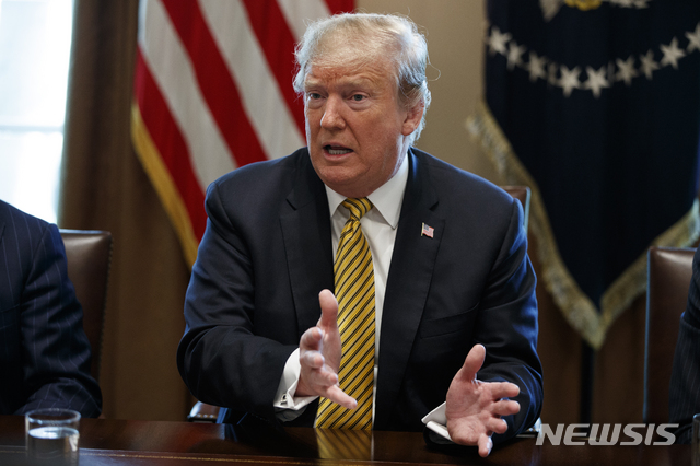 【워싱턴=AP/뉴시스】 도널드 트럼프 미국 대통령이 4일(현지시간) 백악관 국무회의실에서 멕시코가 1년 안에 미국으로의 마약 수송과 불법 이민을 막지 않으면 멕시코로부터 수입하는 자동차에 관세를 부과하고 국경을 폐쇄할 것이라고 경고했다. 2019.04.04 