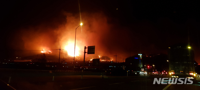 【강릉=뉴시스】김경목 기자 = 4일 오후 11시46분께 강원 강릉시 옥계면 남양리 야산에서 발생한 산불이 동해시 망상동 일대로 번지고 있다. 2019.04.05. (사진=독자 제공)photo＠newsis.com