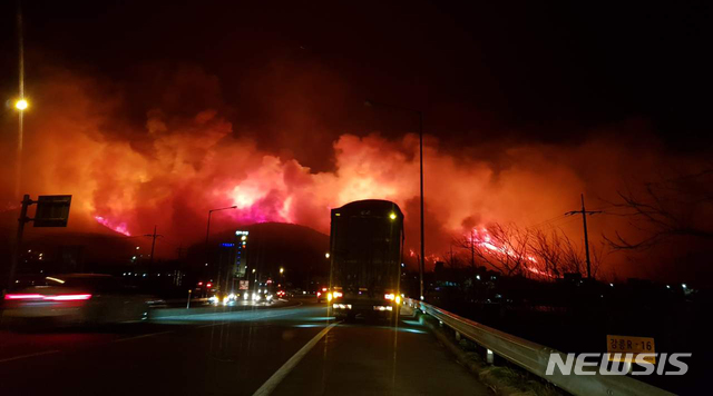 【강릉=뉴시스】김경목 기자 = 4일 오후 11시46분께 강원 강릉시 옥계면 남양리 야산에서 발생한 산불이 동해시 망상동 일대로 번지고 있다. 2019.04.05. (사진=독자 제공)photo@newsis.com