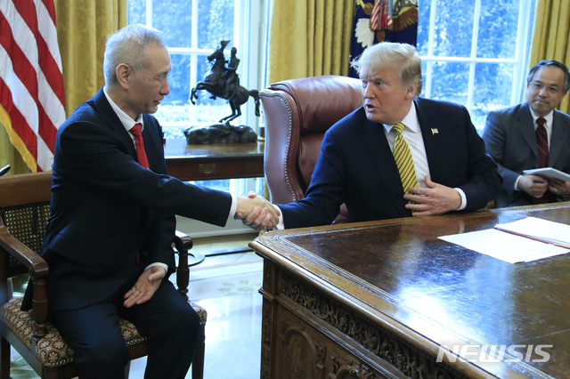 【워싱턴=AP/뉴시스】 4일(현지시간) 백악관 대통령 집무실에서 류허(劉鶴) 중국 부총리와 도널드 트럼프 미국 대통령이 악수를 나누고 있다. 트럼프 대통령은 이 자리에서 4주 내에 중국과의 무역 협상이 성사될 수 있다고 밝혔다. 2019.04.05. 