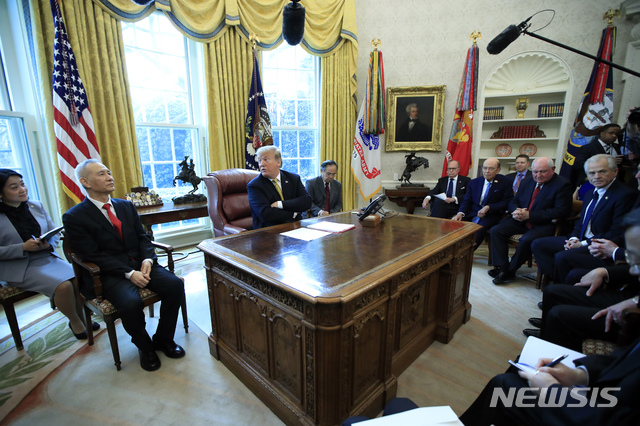 【워싱턴=AP/뉴시스】 도널드 트럼프 미국 대통령이 4일(현지시간) 워싱턴 백악관 대통령 집무실에서 류허(劉鶴) 중국 부총리와 만나고 있다. 트럼프 대통령은 이 자리에서 4주 내에 중국과의 무역 협상이 성사될 수 있다고 밝혔다. 2019.04.05