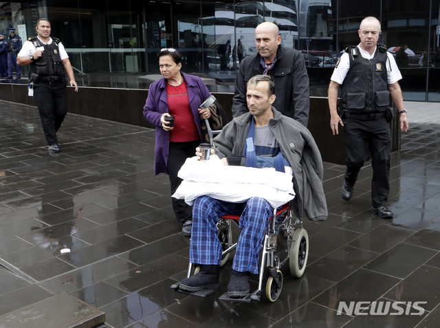 【크라이스트처치=AP/뉴시스】뉴질랜드 총기 난사 사건의 생존자가 휠체어에 앉은 채 5일(현지시간) 뉴질랜드 크라이스트처치 고등법원을 나서고 있다. 크라이스처치 고등법원은 총기 난사 테러범 브렌턴 태런트에 대한 정신 감정을 명령하며 이는 "사법 절차상 일반적이고 통상적인 단계"라고 강조했다. 앞서 태런트의 변호인단은 공판에서 판사에게 정신건강법 38조에 따라 태런트의 정신 상태가 정상인지 장애가 있는지 확인해야 한다고 요구한 바 있다. 2019.04.05.