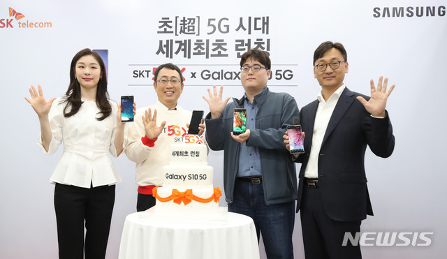 【서울=뉴시스】박미소 수습기자 = 5일 오전 서울 강남구 SK텔레콤 강남직영점에서 열린 '갤럭시 S10 5G 개통 행사'에서 SK텔레콤 광고모델 김연아를 비롯한 참석자들이 갤럭시S10 5G를 들어보이며 포즈를 취하고 있다. 왼쪽부터 김연아, SKT 유영상 MNO 사업부장, 5일 기준 첫 개통자 이유건(32)씨, 삼성전자 윤남호 상무.2019.04.05. misocamera@newsis.com