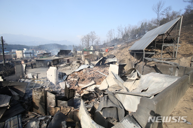 【속초=뉴시스】김경목 기자 = 5일 오전 강원 속초시 장사동 장천마을의 한 가옥이 전날 밤 고성군 토성면 원암리 미시령 관통도로 요금소 인근에서 변압기가 터져 발생한 산불로 폐허가 되어 있다. 2019.04.05. photo31@newsis.com