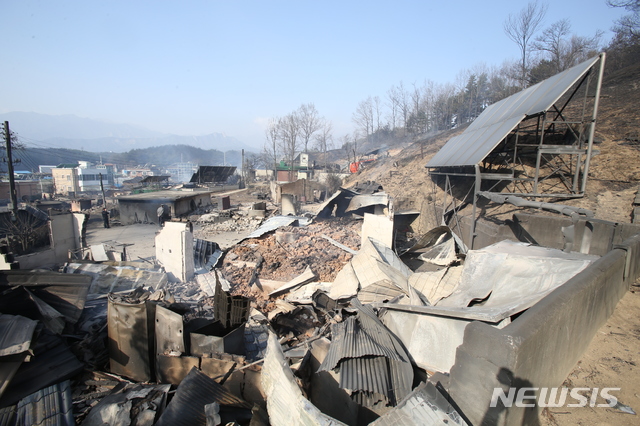 【속초=뉴시스】김경목 기자 = 5일 오전 강원 속초시  장사동 장천마을의 한 가옥이 전날 밤 고성군 토성면 원암리 미시령 관통도로 요금소 인근에서 변압기가 터져 발생한 산불로 폐허가 되어 있다. 2019.04.05.  photo31＠newsis.com