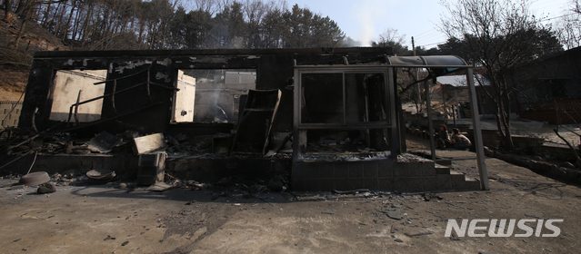 【속초=뉴시스】김경목 기자 = 5일 오전 강원 속초시 장사동 장천마을 한 주택이 전날 밤 고성군 토성면 원암리 미시령 관통도로 요금소 인근에서 변압기가 터져 발생한 산불로 잿더미가 되어 있다. 2019.04.05. photo31@newsis.com