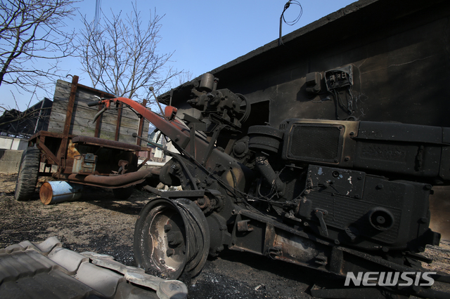 【속초=뉴시스】김경목 기자 = 5일 오전 강원 속초시 장사동 장천마을의 한 농가의 경운기와 창고가 전날 밤 고성군 토성면 원암리 미시령 관통도로 요금소 인근에서 변압기가 터져 발생한 산불로 인해 잿더미가 되어 있다. 2019.04.05. photo31@newsis.com