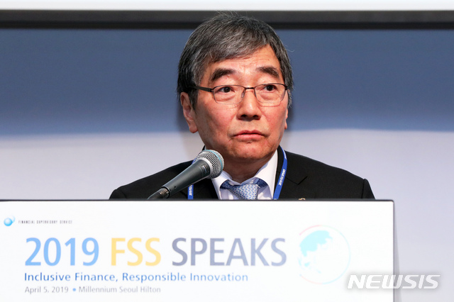 【서울=뉴시스】이윤청 수습기자 = 윤석헌 금융감독원장이 5일 오전 서울 중구 밀레니엄서울힐튼에서 열린 외국계 금융사 대상 업무설명회 'FSS SPEAKS 2019'에서 기조연설을 하고 있다. 2019.04.05.&nbsp; radiohead@newsis.com