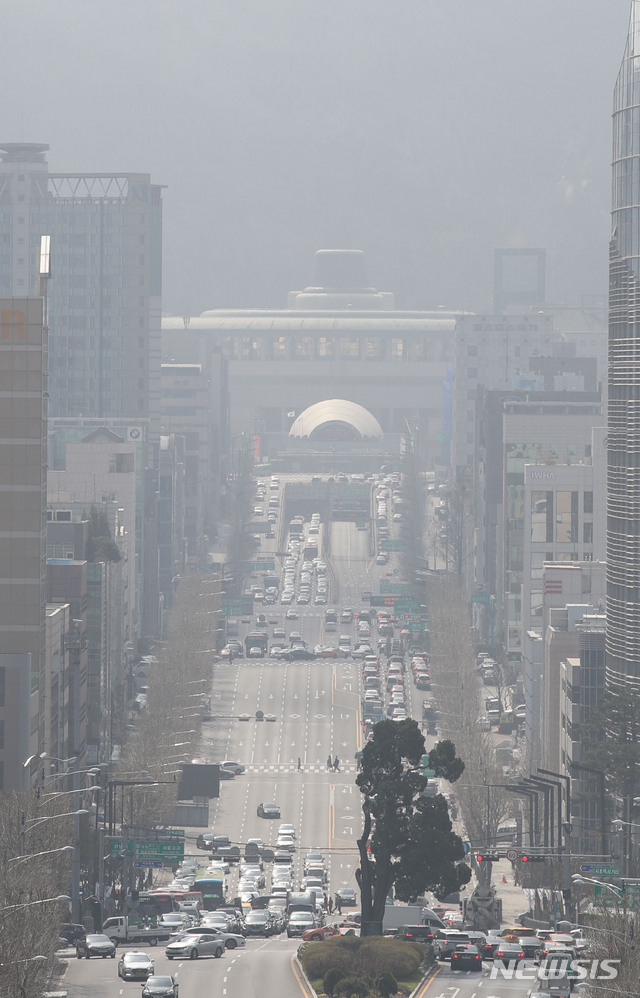 【서울=뉴시스】박미소 수습기자 = 서울을 비롯한 수도권의 미세먼지 농도가 '나쁨' 수준인 5일 오전 서울 서초구 누에다리에서 바라본 반포대로가 뿌옇다. 2019.04.05. misocamera@newsis.com