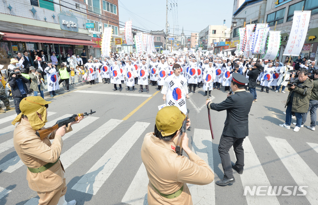 【울산=뉴시스】배병수 기자 = 울산 병영 3·1만세운동을 기념하는 제20회 재현행사가 5일 울산 중구 병영 일원에서 열린 가운데 주민들이 만세운동을 재현하고 있다. 2019.04.05. bbs@newsis.com