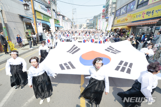 【울산=뉴시스】배병수 기자 = 울산 병영3·1만세운동을 기념하는 제20회 재현행사가 5일 울산 중구 병영 일원에서 열린 가운데 주민들이 대형 태극기를 들고 행진하고 있다. 2019.04.05. bbs@newsis.com