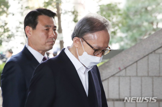 【서울=뉴시스】박미소 수습기자 = 다스 비자금 횡령 및 삼성 뇌물 등 혐의로 기소된 이명박 전 대통령이 지난 5일 오후 서울 서초구 서울고등법원에서 열리는 18차 공판에 출석하고 있다. 2019.04.05. misocamera@newsis.com