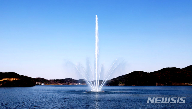 【영광=뉴시스】이창우 기자 = 5일 전남 영광군 불갑저수지 수변공원에 설치된 고사분수(高射分水)에서 시원한 물줄기가 하늘 높이 뿜어져 나오고 있다. 이 분수는 불갑사 관광지 주변 기반시설 조성사업의 일환으로 설치됐다. 최고 100m 이상 높이로 물주기를 쏘아 올린다. 2019.04.05 (사진=영광군 제공) photo@newsis.com