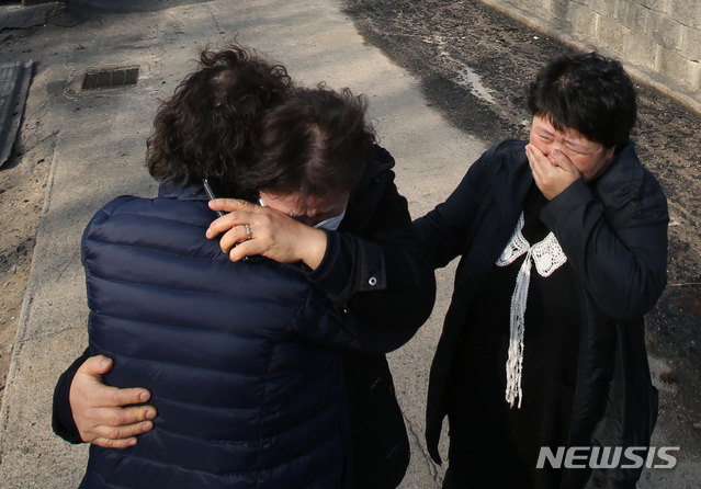 【속초=뉴시스】김경목 기자 = 5일 오후 산불 피해가 큰 강원 속초시 장사동 장천마을 주민들이 화마로 집이 다 타버려 모든 재산을 잃게 돼 슬퍼하고 있다. 2019.04.05. photo31@newsis.com