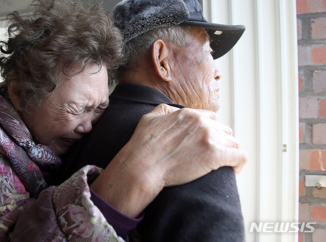 【속초=뉴시스】김경목 기자 = 5일 오후 산불 피해가 큰 강원 속초시 장사동 장천마을의 어르신들이 화마로 집이 다 타버려 모든 재산을 잃게 되자 임시 거처로 옮긴 마을회관에서 슬픔에 잠겨 있다. 2019.04.05. photo31@newsis.com