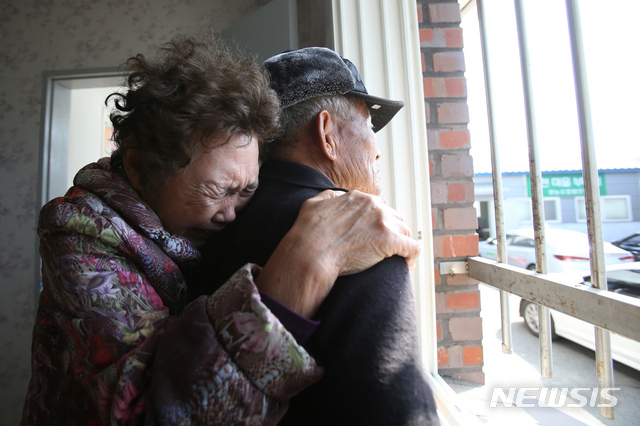 【속초=뉴시스】김경목 기자 = 5일 오후 산불 피해가 큰 강원 속초시 장사동 장천마을의 어르신들이 화마로 집이 다 타버려 모든 재산을 잃게 되자 임시 거처로 옮긴 마을회관에서 슬픔에 잠겨 있다. 2019.04.05.&nbsp; photo31＠newsis.com