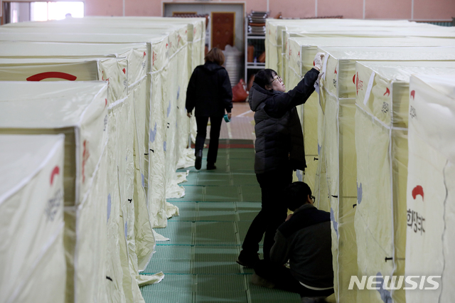 【고성(강원)=뉴시스】김병문 수습기자 = 5일 오전 강원 고성군 천진초등학교에 마련된 이재민 대피소에서 봉사자들이 텐트를 설치하고 있다. 2019.04.05.  dadazon@newsis.com