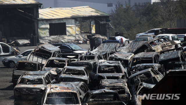 【속초=뉴시스】김선웅 기자 = 5일 강원 속초시의 한 폐차장이 고성에서 발생한 화재로 인해 불에 타 있다. 2019.04.05. mangusta@newsis.com