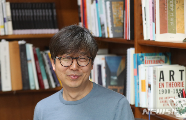 【서울=뉴시스】조수정 기자 = 박상우 서울대 미학과 교수가 29일 오후 서울대학교에서 인터뷰를 마친 뒤 포즈를 취하고 있다. 2019.04.05.chocrystal@newsis.com