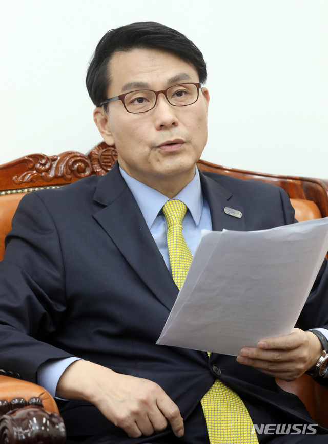 【서울=뉴시스】 박영태 기자 = 윤상현 국회 외교통일위원장이 5일 오후 서울 영등포구 여의도 국회에서 '북한 아동 임산부 등 취약계층에 대한 인도적 긴급 영양지원이 필요하다'란 현안으로 기자간담회를 하고 있다. 2019.04.05.since1999@newsis.com