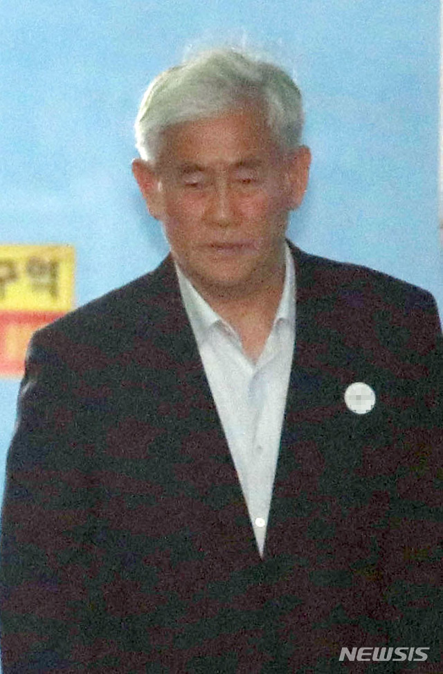 【서울=뉴시스】박미소 수습기자 = 최경환 자유한국당 의원이 지난 4월5일 서울 서초구 서울고법에서 열린 재판을 마치고 호송차로 향하고 있다. 2019.04.05. misocamera@newsis.com