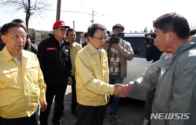 【서울=뉴시스】 박영태 기자 = 이해찬 더불어민주당 대표가 5일 강원도 고성군 토성면 산불현장 상황실을 방문, 이재민을 위로하고 있다 2019.04.05.(사진=더불어민주당 제공)photo@newsis.com