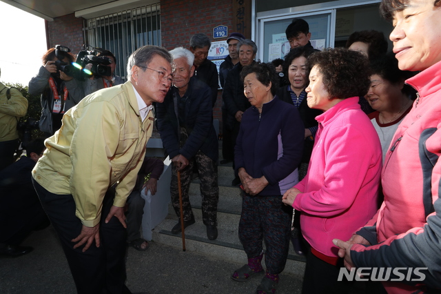 【속초=뉴시스】박진희 기자 = 문재인 대통령이 5일 오후 강원도 속초시 장사동 장천마을을 방문해 산불 피해 현장을 찾아 이재민을 위로하고 있다. 2019.04.05. pak7130@newsis.com