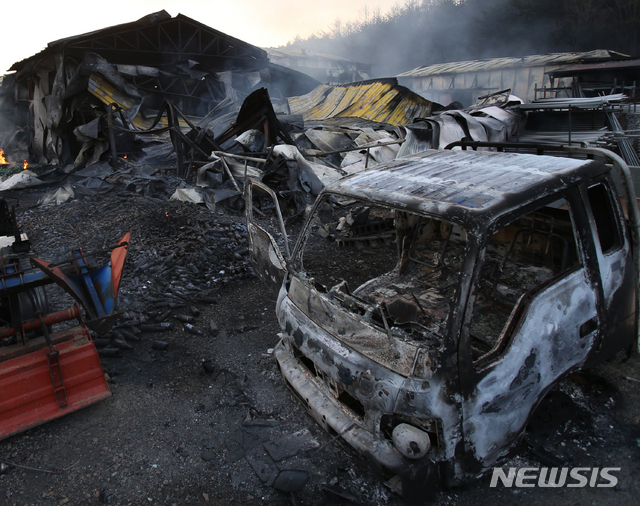 【속초=뉴시스】김경목 기자 = 5일 오후 산불 피해가 큰 강원 속초시 장사동 장천마을의 한 주류창고가 폭격이라도 맞은 듯 온통 잿더미다. 2019.04.05. photo31@newsis.com