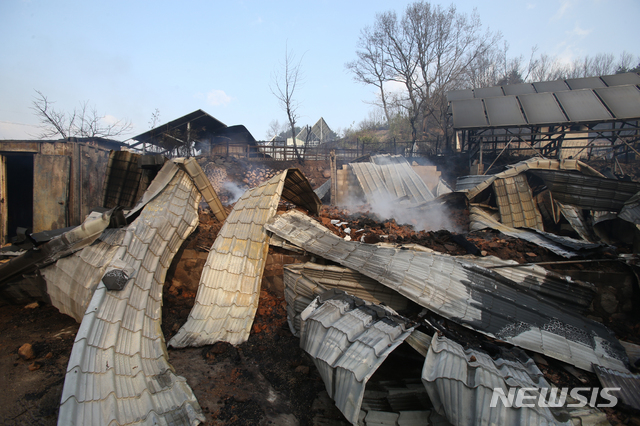 【속초=뉴시스】김경목 기자 = 5일 오후 산불 피해가 큰 강원 속초시 장사동 장천마을의 무너진 가옥이 폭격을 맞은 듯 하다. 2019.04.05. photo31@newsis.com