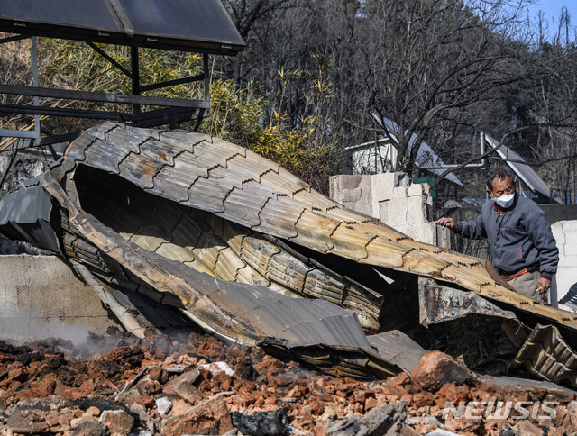 【속초=뉴시스】박진희 기자 = 5일 오후 강원도 속초시 장사동 장천마을에서 산불 피해를 입은 이재민이 시름에 잠겨 있다. 2019.04.05.&nbsp; pak7130@newsis.com 