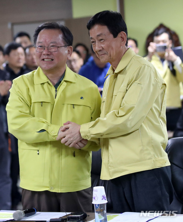 【강릉=뉴시스】김선웅 기자 = 강원 고성·속초 지역 화재 이틀 째인 5일 강원 강릉시 옥계면사무소에서 김부겸 전임 행정안전부 장관과 진영 신임 장관이 인사를 나누고 있다. 김 장관은 이날 회의를 끝으로 행안부 장관 임기를 마무리한다. 2019.04.05. mangusta@newsis.com (사진=뉴시스DB)