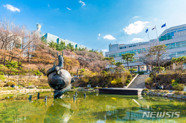 [서울=뉴시스]중앙대학교 청룡연못. 2019.04.06. (사진=뉴시스 DB)