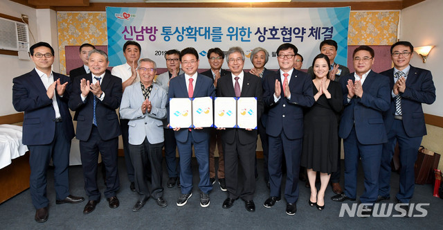 【안동=뉴시스】 이철우 경북지사(앞줄 가운데)가 6일 필리핀에서 세계한인무역협회(OKTA) 필리핀지회와 협력협약을 체결하고 기념사진을 찍고 있다. 2019.04.06 (사진=경북도 제공)