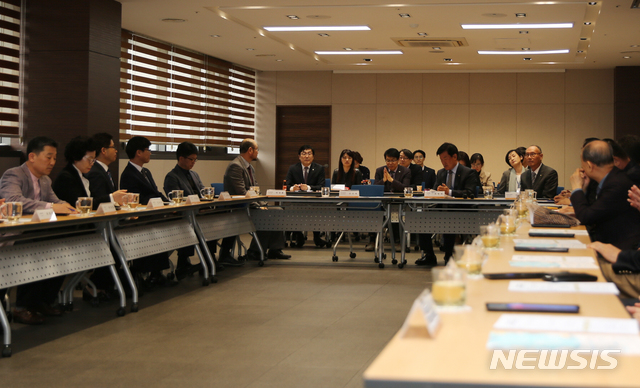 【전주=뉴시스】윤난슬 기자 = 한국전통문화전당은 '전주 한지 문화 발전을 위한 전북 신협 기관장 간담회'를 열었다고 6일 밝혔다. 2019.04.06.(사진=전당 제공) photo@newsis.com