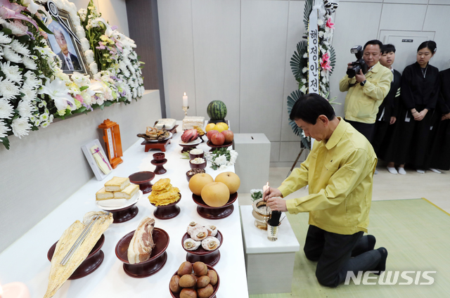 【속초=뉴시스】김병문 수습기자 = 강원 고성·속초 지역 화재 사흘 째인 6일 오전 진영 행정안전부 장관이 강원 속초시 보광장례식장에 마련된 화재 사망자의 빈소를 찾아 조문하고 있다. 2019.04.06. photo@newsis.com