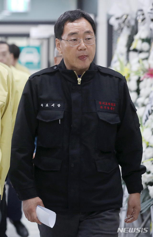 【속초=뉴시스】김병문 수습기자 = 강원 고성·속초 지역 화재 사흘 째인 6일 오전 김철수 속초시장이 강원 속초시 보광장례식장에 마련된 화재 사망자 빈소로 들어서고 있다. 2019.04.06. dadazon@newsis.com