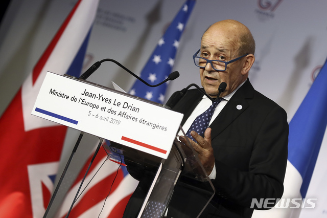 【디나르=AP/뉴시스】장이브 르드리앙 프랑스 외무장관이 프랑스 디나르에서 열린 G7 외무장관 회담 이틀째인 6일(현지시간) 기자회견을 열고 있다. 2019.04.07