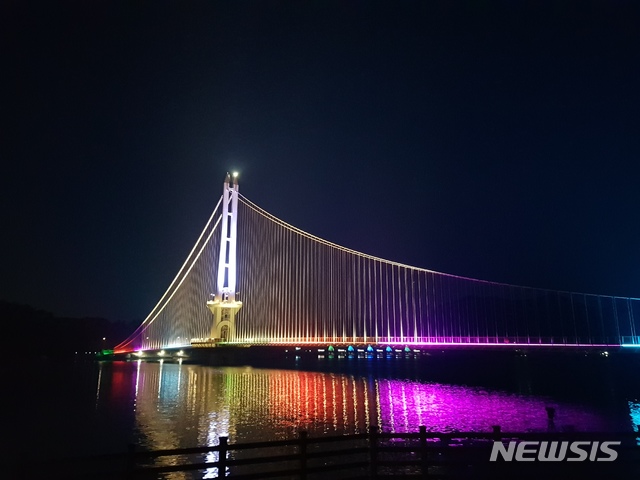 【예산=뉴시스】유효상 기자 = 국내 최대 저수지인 충남 예산군 ‘예당호 출렁다리(402m)’가 6일 개통된 가운데 이날 물빛에 비친 야간 다리의 모습이 장관을 이루고 있다. 2019.03.06 (사진=에산군 제공)&nbsp; photo@newsis.com