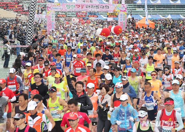 【합천=뉴시스】제18회 합천벚꽃마라톤대회 성황리 폐막. 2019.04.07. (사진=합천군 제공) photo@newsis.com