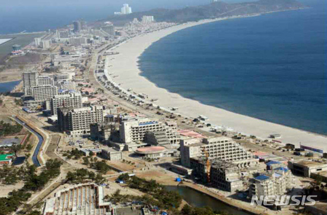 【서울=뉴시스】김정은 국무위원장이 원산갈마해안관광지구건설장을 현지지도했다며 노동신문이 6일 보도했다. 2019.04.06. (출처=노동신문) photo@newsis.com