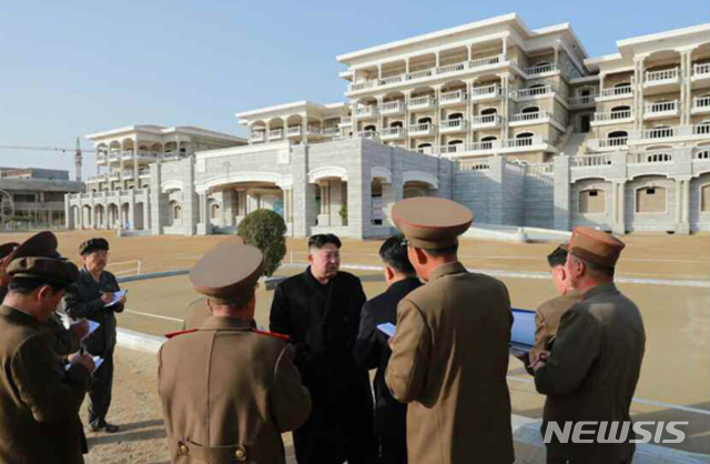 【서울=뉴시스】김정은 국무위원장이 원산갈마해안관광지구건설장을 현지지도했다며 노동신문이 6일 보도했다. 조선로동당 중앙위원회 부부장 조용원, 김응복이 동행했다. 2019.04.06. (출처=노동신문) photo@newsis.com