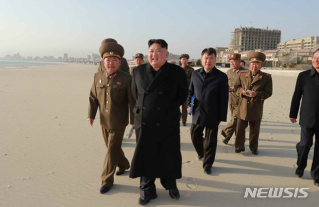 【서울=뉴시스】김정은 국무위원장이 원산갈마해안관광지구건설장을 현지지도했다며 노동신문이 6일 보도했다. 조선로동당 중앙위원회 부부장 조용원, 김응복이 동행했다. 2019.04.06. (출처=노동신문) photo@newsis.com