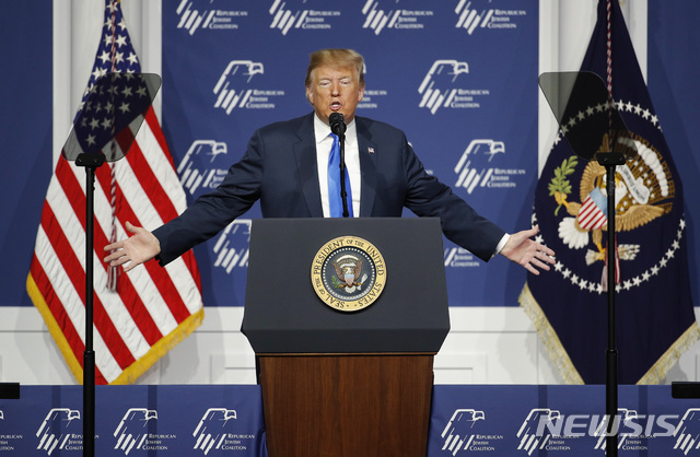 【라스베이거스= AP/뉴시스】도널드 트럼프 미국대통령이 4월 6일 라스베이거스의 공화당유대연맹 집회에서 연설하고 있다.&nbsp; 