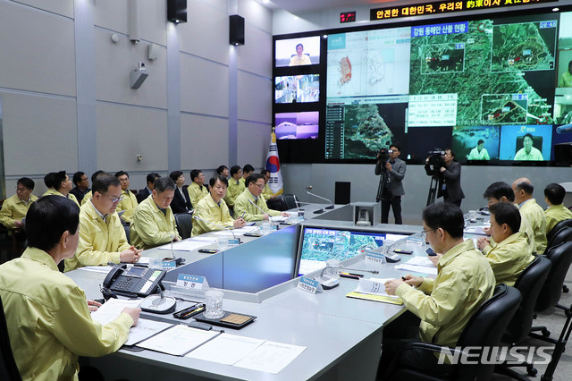 【서울=뉴시스】 중앙재난안전대책본부장인 진영 행정안전부 장관이 지난 4월 7일 정부서울청사 중앙재난안전상황실에서 중대본 영상회의를 주재하고 있다. (사진= 뉴시스 DB)