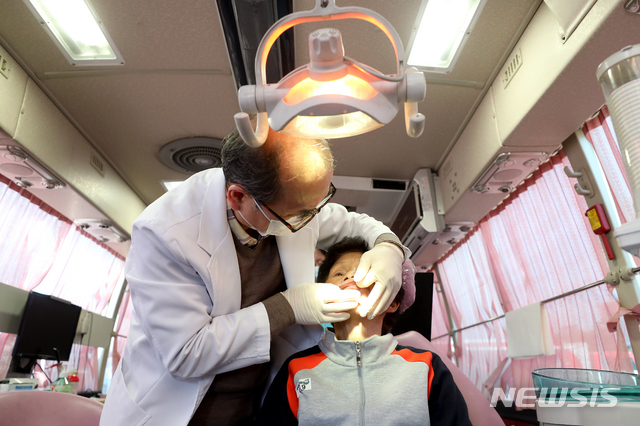 [고성(강원)=뉴시스]김병문 수습기자 = 지난해 4월7일 강원 고성군 천진초등학교에 마련된 이재민 대피소에서 의료 봉사자가 이재민을 진료하고 있다. (사진=뉴시스 DB) 2019.04.07. dadazon@newsis.com